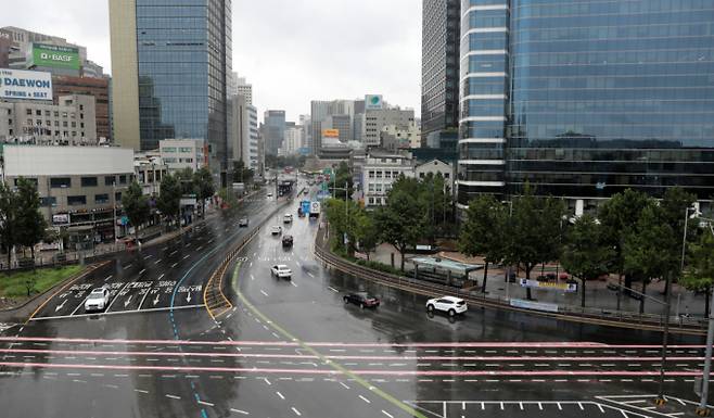 오는 19일에는 전국이 흐린 가운데 일부 지역에서 소나기가 내린다. 사진은 서울 시내 도로 모습. /사진=뉴스1