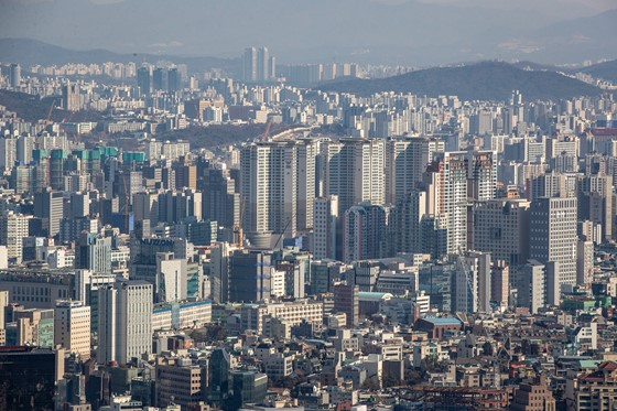 한국부동산원이 발표한 '주간 아파트 가격 동향'에 따르면 이번주 서울 아파트값이 지난주 대비 0.09% 하락했다. 특히 상승·보합을 유지했던 서초구와 용산구도 이번주 아파트값이 하락 전환했다. /사진=뉴스1