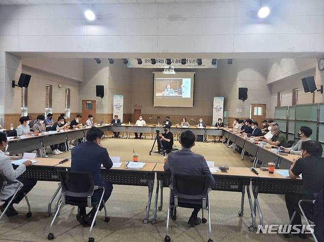 [평택=뉴시스] 평택시 노사민정협의회 평택형 외국인 근로자 관리방안 토론회 모습 (사진 = 평택시 제공)