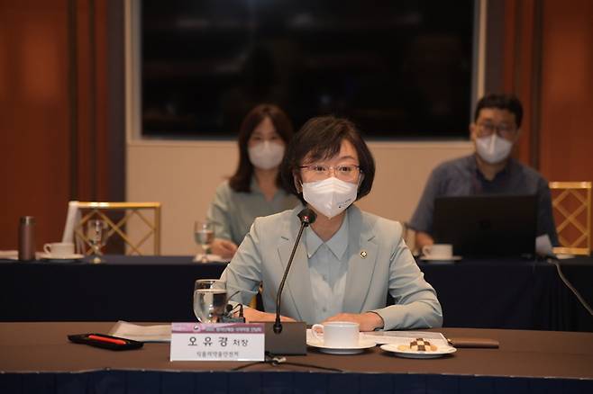 오유경 식약처장이 18일 오전 서울 중구 소재 서울로얄호텔에서 열린 환자단체와의 간담회에서 인사하고 있다. (사진=식품의약품안전처 제공) *재판매 및 DB 금지