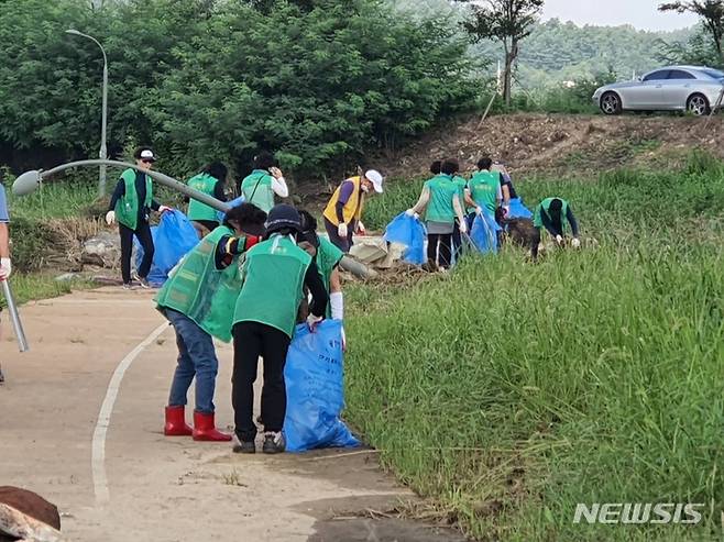 수해복구활동을 펼치는 남사읍 주민들.