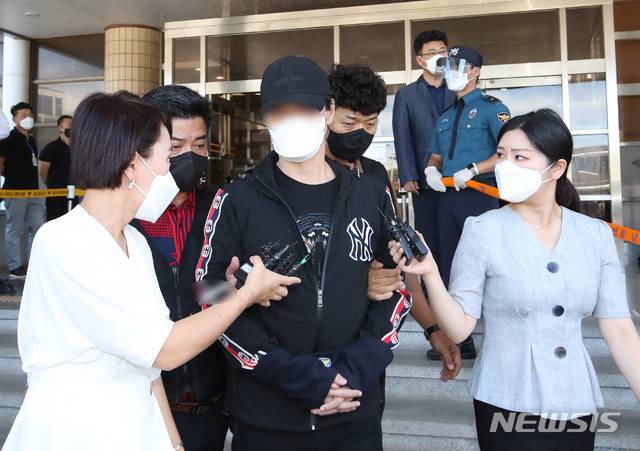 [제주=뉴시스] 우장호 기자 = 제주 지역 장기미제 '이승용 변호사 피살 사건' 피의자 A(55)씨가 검찰로 송치되기 위해 제주동부경찰서를 나서고 있다. 2021.08.27. woo1223@newsis.com