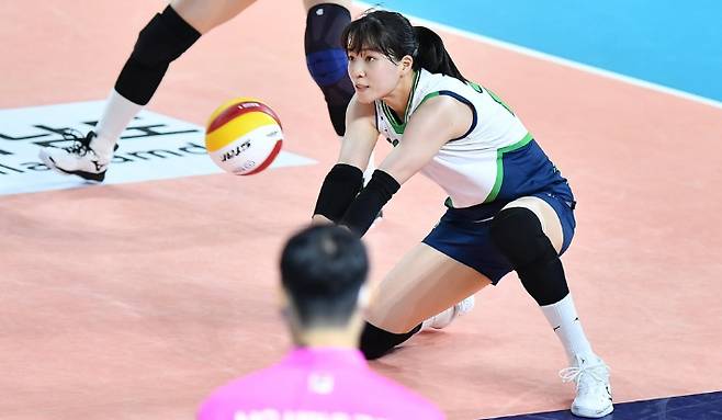 현대건설 정시영이 18일 전남 순천 팔마체육관에서 열린 2022 순천·도드람컵 프로배구대회 여자부 B조 페퍼저축은행과의 경기에서 리시브를 하고 있다. 한국배구연맹