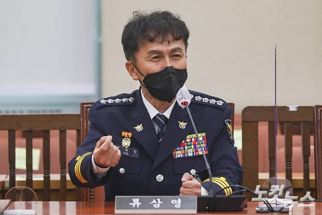 행정안전부 경찰국 신설을 반대하며 전국경찰서장회의를 주도했다가 대기발령된 류삼영 총경이 18일 서울 여의도 국회에서 열린 행정안전위원회 전체회의에서 의원들의 질의에 답변하고 있다. 윤창원 기자