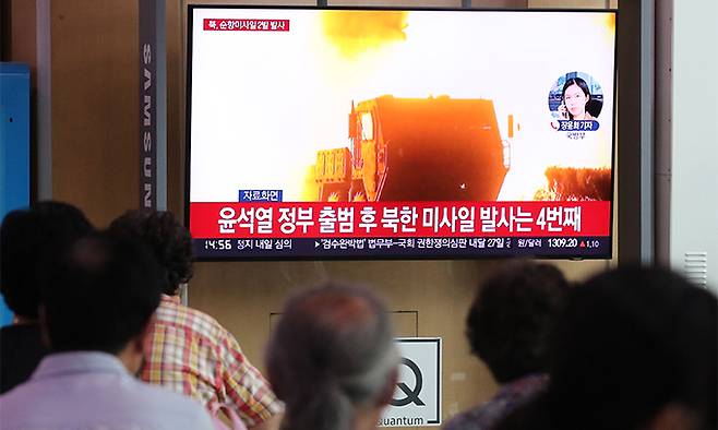 17일 서울 중구 서울역 대합실에서 시민들이 북한 순항미사일 발사 관련 뉴스를 시청하고 있다. 뉴시스