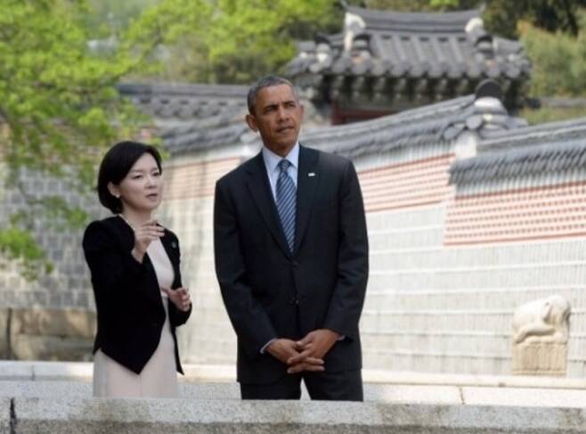 2014년 4월 방한한 버락 오바마 당시 미국 대통령(오른쪽)이 박상미 한국외국어대 교수의 안내로 경복궁을 관람하는 모습. 세계일보 자료사진
