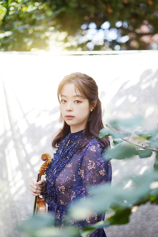 국내외 무대에서 촉망받던 바이올리스트로 생활하다 32살 이른 나이에 서울대 음대 교수로 자리 잡아&nbsp;클래식계 화제였던 김다미. 자신이&nbsp;하고 싶은 음악을 중심으로 연주 활동도 열심히 할 생각이다. 그 일환으로 최근 발표한 두 번째 앨범&nbsp;‘타임패스(Timepass)’ 재킷&nbsp;사진. HMS프로덕션 제공