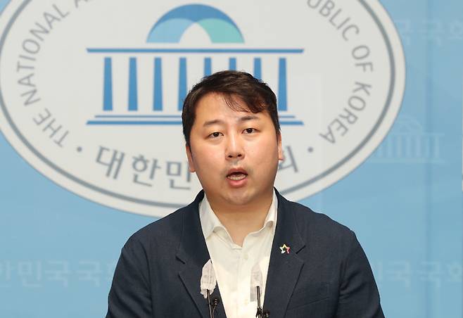 장예찬 청년재단 이사장이 18일 오전 서울 여의도 국회 소통관에서 이준석 국민의힘 전 대표의 최근 행보에 대해 비판 성명을 발표하고 있다. 공동취재사진