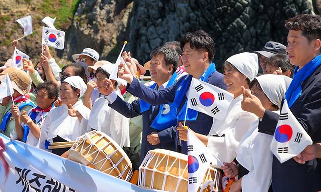 오영훈 제주지사와 제주해녀 34명이 18일 독도를 찾아 ‘이어도사나’를 함께 부르고 있다. 제주도 제공