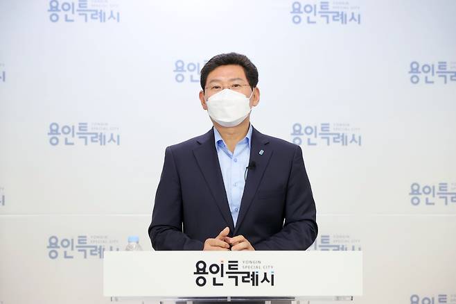 이상일 시장이 18일 취임 50일을 맞아 언론브리핑을 열고 반도체 산업 육성을 위한 전략을 발표하고 있다. 용인시 제공