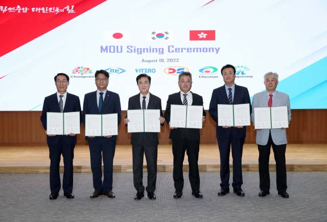 김태흠(왼쪽에서 세번째) 충남도지사가 야코 켄이치(″네번째) 칸토덴카 한국공업 대표, 권해섭(″다섯번째) 남일중공업 대표, 오동혁(″여섯번째) 동신포리마 대표, 신동헌(″두번째) 천안시부시장, 이용록(″첫번째) 홍성군수와 투자협약을 체결하고 기념촬영을 하고 있다. 사진제공=충남도