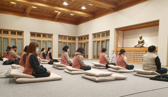 법보종찰 해인사의 템플스테이에 참석한 참가자들이 참선과 명상의 시간을 갖고 있다./사진제공=해인사
