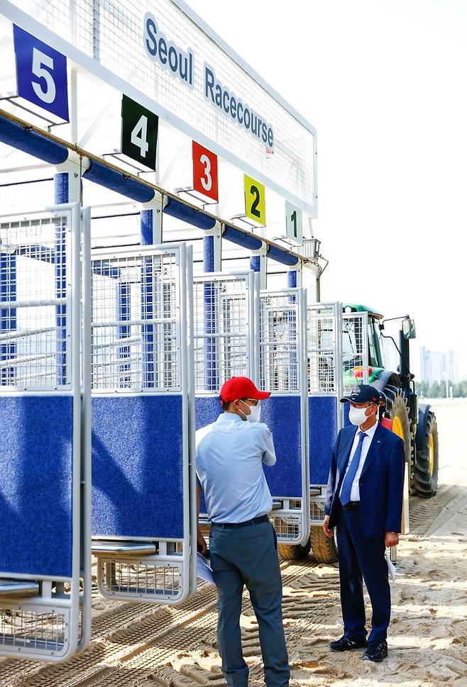 서울경마공원 신규 도입하는 고성능 출발대 점검하는 정기환 회장.