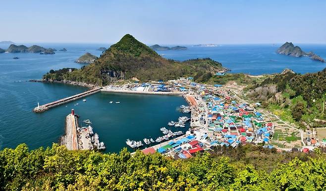 보령 외연도 항구마을 전경. 사진제공|보령시청