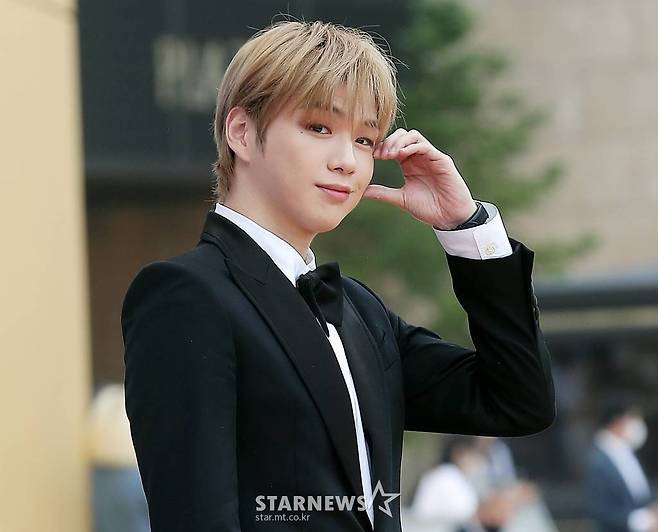 가수 강다니엘이 19일 오후 인천 파라다이스 시티에서 열린 '제1회 청룡시리즈어워즈(Bluedragon Series Awards)' 레드카펫 행사에 참석해 포즈를 취하고 있다. '청룡시리즈어워즈'는 넷플릭스부터 디즈니+, 시즌, 애플TV+, 왓챠, 웨이브, 카카오TV, 쿠팡플레이, 티빙이 제작하거나 투자한 국내 드라마와 예능을 대상으로 한 국내 최초, 단독 시상식이다. 2022.07.19 /사진=김창현 기자 chmt@