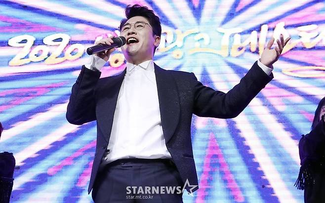 가수 영탁이 15일 오후 서울 영등포구 여의도동 글래드 호텔에서 열린 머니투데이방송 주최 '2020 MTN 방송광고 페스티벌' 시상식에서 CF스타 신인상을 수상한 뒤 축하공연을 선보이고 있다. /사진=김창현 기자 chmt@