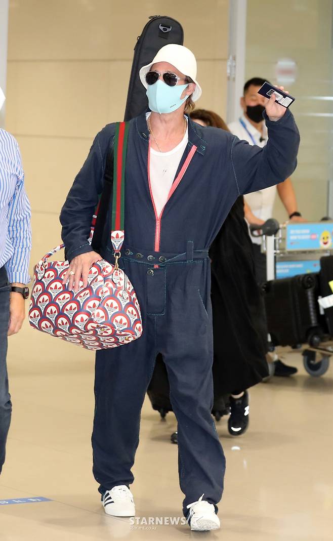 브래드 피트 '점프수트 공항패션'[★포토]