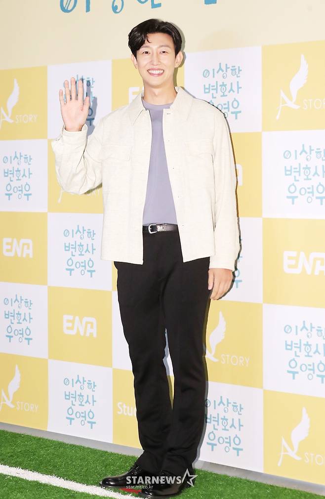 강기영 '인사도 멋진 정명석 변호사'[★포토]