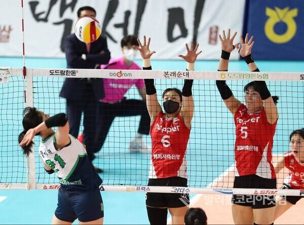 페퍼저축은행 이고은과 최가은.