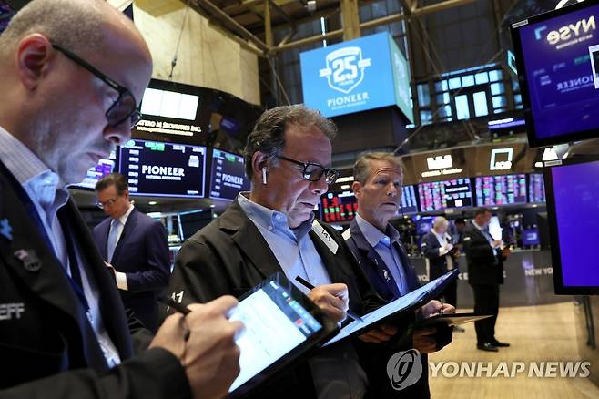 7월 FOMC 의사록 긴축 의지 재확인에 하락세 돌아선 미 뉴욕 증시 (뉴욕 로이터=연합뉴스) 17일(현지시간) 미국 뉴욕증권거래소(NYSE) 입회장에서 트레이더들이 업무를 처리하고 있다. 이날 뉴욕증시는 미국 7월 연방공개시장위원회(FOMC) 의사록에서 금리 인상 의지를 재확인하면서 하락했다. 다우존스30산업평균지수는 0.50%, 스탠더드앤드푸어스(S&P)500지수는 0.72% 하락했고 나스닥 지수는 전장보다 164.43포인트(1.25%) 하락한 12,938.12에 거래를 마쳤다. 2022.08.18 jsmoon@yna.co.kr