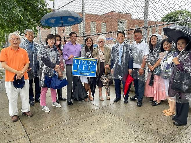 린다 이 뉴욕 시의원(가운데)의 선거운동 당시 주민들과 함께 기념 촬영 장면 [린다 이 제공]