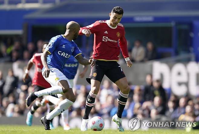 올해 4월 에버턴과 경기에 출전한 호날두(빨간색 상의) [EPA=연합뉴스]