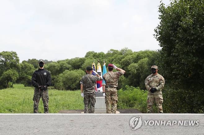 국기에 경례하는 육군1군단장과 유엔사령부 부사령관 (서울=연합뉴스) 18일 경기도 파주시 캠프 보니파스에서 열린 '판문점 8.18 도끼만행사건 희생자 46주기 추모식'에 참석한 이두희 육군1군단장과 해리슨 유엔사령부 부사령관이 사건이 발생한 장소에 세워진 추모비에서 국기에 경례하고 있다. 2022.8.18 [국방일보 제공. 재판매 및 DB 금지] photo@yna.co.kr