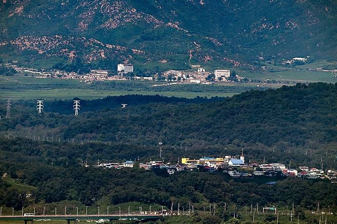 DMZ를 사이에 둔 북한마을과 남한 통일촌(아래) 마을 [촬영 임병식]