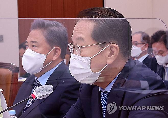 답변하는 권영세 장관 (서울=연합뉴스) 백승렬 기자 = 권영세 통일부 장관이 18일 서울 여의도 국회에서 열린 외교통일위원회 전체회의에 참석해 의원들의 질의에 답하고 있다. 2022.8.18 [국회사진기자단] srbaek@yna.co.kr