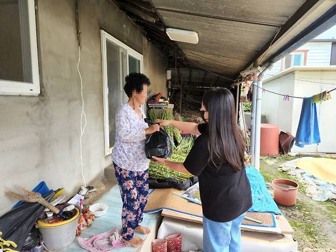 밑반찬 지원하며 복지 사각지대 점검 [곡성군 제공. 재판매 및 DB 금지]