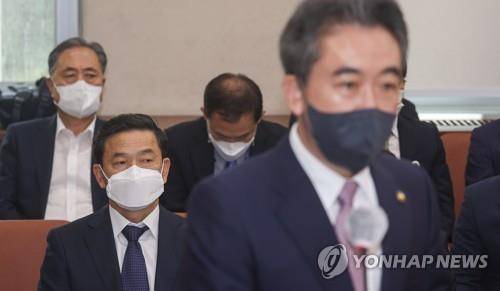 (서울=연합뉴스) 이정훈 기자 = 김순호 행안부 경찰국장(왼쪽 아래)이 18일 오전 국회에서 열린 행정안전위원회 전체회의에 출석해 있다. 오른쪽은 업무보고 하는 윤희근 경찰청장. 2022.8.18 
 [국회사진기자단]
