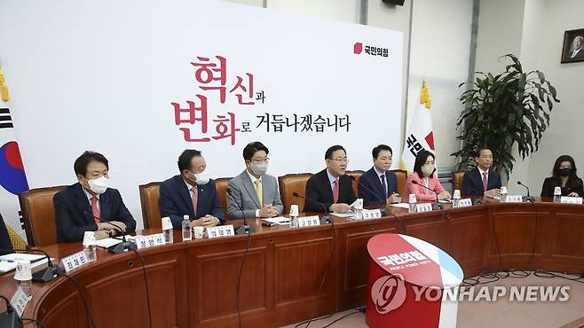 비대위에서 발언하는 주호영 비대위원장 (서울=연합뉴스) 백승렬 기자 = 국민의힘 주호영 비상대책위원장이 18일 오전 국회에서 열린 비상대책위원회 회의에서 발언하고 있다. 2022.8.18 [국회사진기자단] srbaek@yna.co.kr