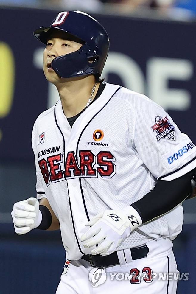 두산 강승호의 역전 솔로포 (서울=연합뉴스) 서대연 기자 = 18일 서울 송파구 잠실야구장에서 열린 2022 프로야구 KBO리그 키움 히어로즈와 두산 베어스의 경기. 5회말 1사 두산 강승호가 1점 홈런을 치고 달리고 있다. 2022.8.18 dwise@yna.co.kr