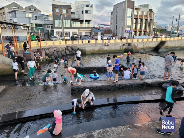 샛도리물에서 피서를 즐기는 사람들. ⓒ김재원