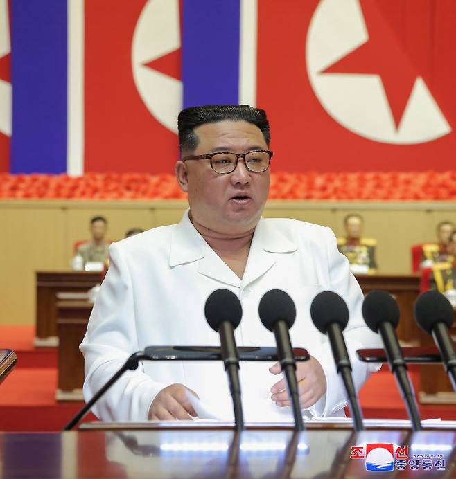 북한 김정은 국무위원장이 지난 18일 비상방역전에서 임무를 완수하고 위훈을 세운 군의부문 전투원들을 만나 축하 격려하고 있다. (사진=조선중앙통신)