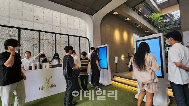 글렌피딕 칵테일 페스티벌 행사장 입구 MBTI 키오스크에서 방문객들이 자신의 성향에 맞는 칵테일을 찾고 있다. (사진=백주아 기자)