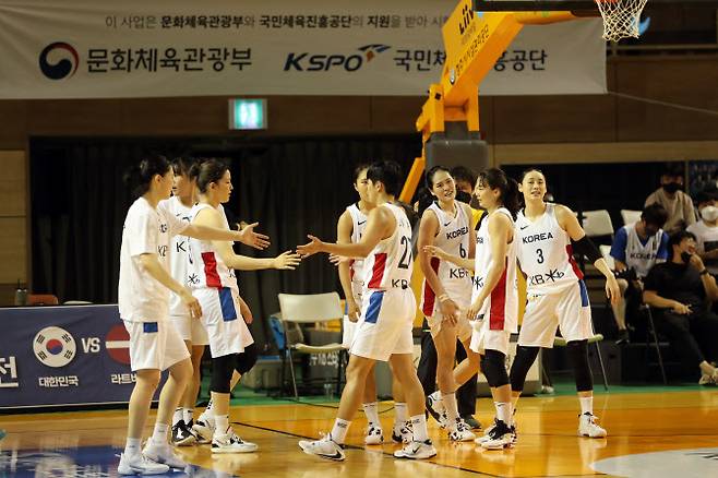 19일 충북 청주체육관에서 열린 한국 여자농구 대표팀과 라트비아 대표팀의 친선경기에서 승리한 대한민국 선수들이 기뻐하고 있다. 사진=연합뉴스
