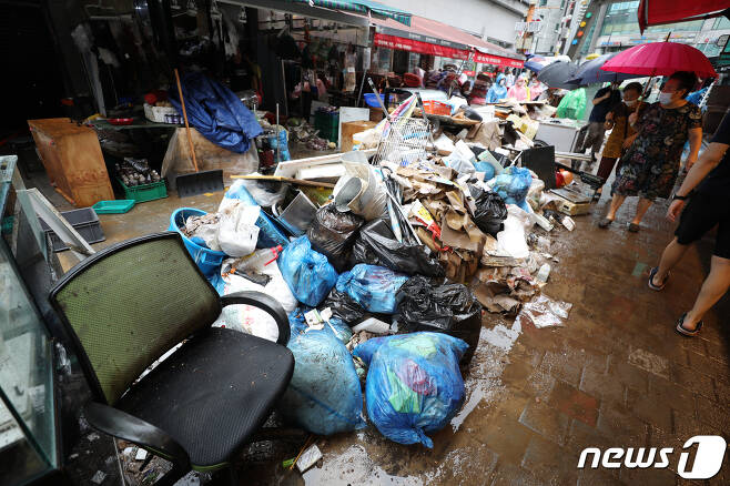9일 서울 동작구 남성사계시장에 폭우로 피해를 입은 상인들이 복구 작업을 하며 생긴 폐기물이 쌓여 있다. 2022.8.9/뉴스1 ⓒ News1 이광호 기자