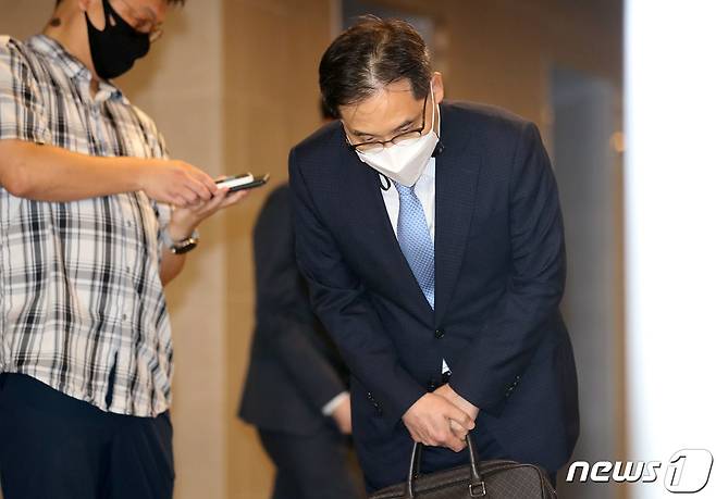 윤석열 정부 초대 공정거래위원장으로 지명된 한기정 서울대 법학전문대학원 교수가 19일 오전 서울 중구 한국공정거래조정원에 마련된 인사청문회 준비 사무실로 출근, 입장을 밝힌 뒤 취재진들에게 인사를 하고 있다. 2022.8.19/뉴스1 ⓒ News1 이동해 기자