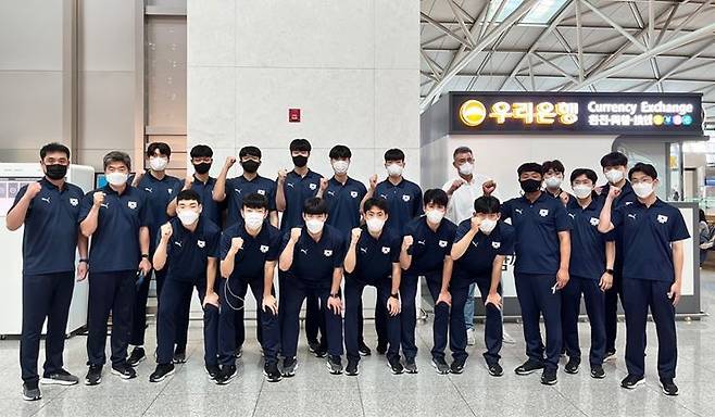 인천 공항을 통해 출국한 한국 청소년 남자 배구 대표팀(대한민국배구협회 제공)