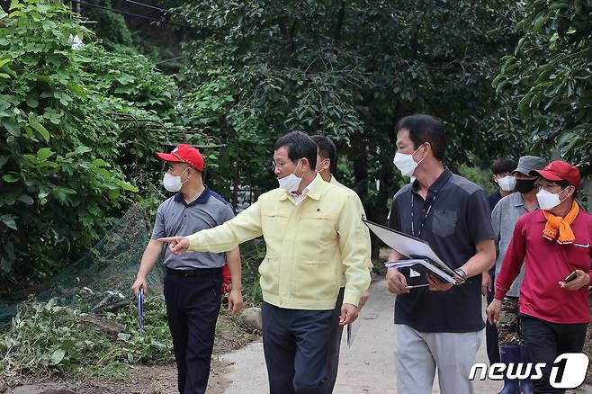 주문진 호우피해 현장 찾은 김홍규 강릉시장.(강릉시 제공) 2022.8.19/뉴스1