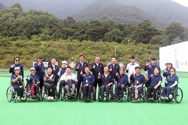 앤드류 파슨스 국제패럴림픽위원회(IPC) 위원장이 19일 이천선수촌을 방문해 대한장애인체육회 관계자 및 양궁 국가대표 선수단과 기념사진을 찍고 있다. (대한장애인체육회 제공)