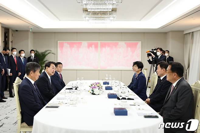 윤석열 대통령이 19일 용산 대통령실 청사에서 열린 신임 국회의장단 초청 만찬에서 발언하고 있다. (대통령실 제공) 2022.8.19/뉴스1 ⓒ News1 오대일 기자