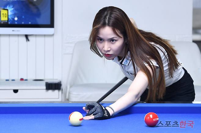 프로당구 선수 김진아가 스포츠한국과의 인터뷰에 앞서 포즈를 취하고 있다. ⓒ이혜영 기자 lhy@hankooki.com