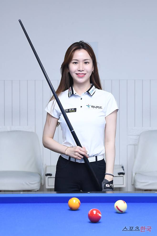 프로당구 선수 김진아가 스포츠한국과의 인터뷰에 앞서 포즈를 취하고 있다. ⓒ이혜영 기자 lhy@hankooki.com