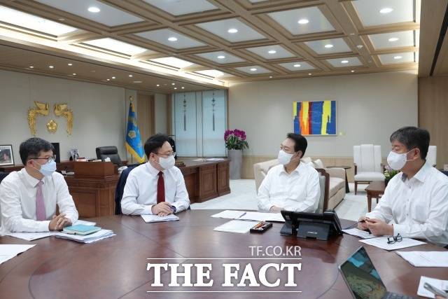 보건복지부가 저출산 대책으로 내년부터 만 0세 자녀를 둔 부모에게 70만원을 지급한다. 사진은 윤석열 대통령이 19일 서울 용산 대통령실 청사에서 조규홍 보건복지부 제1차관으로부터 업무보고를 받고 있다./뉴시스