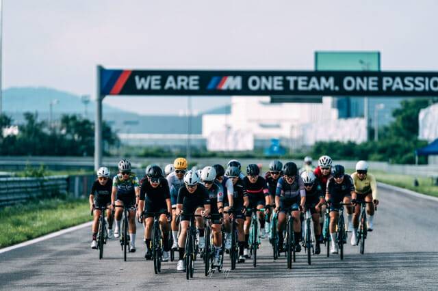 19일 인천 영종도 BMW 드라이빙 센터에서 개최된 '킹 오브 트랙' 대회 중 참여 선수들이 힘차게 페달을 밟고 있다.