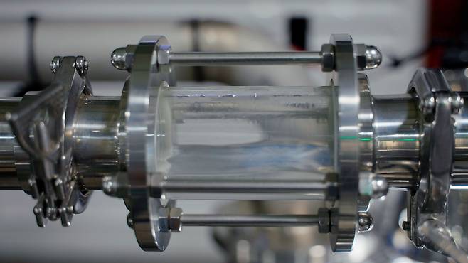 감압 증류 방식으로 증류되고 있는 화요 증류주. /味술관 유튜브