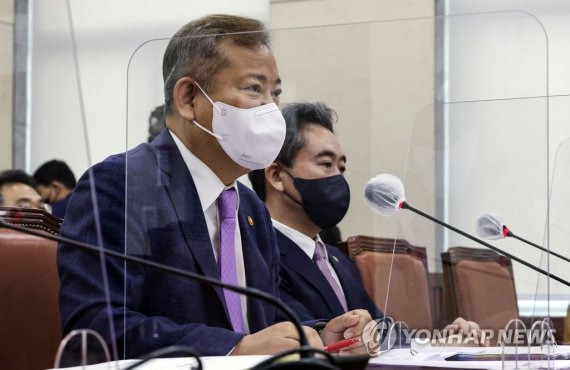 답변하는 이상민 행정안전부 장관 (서울=연합뉴스) 하사헌 기자 = 국회 행정안전위원회 전체회의가 18일 서울 여의도 국회에서 열렸다. 이상민 행정안전부 장관이 의원의 질의에 답변하고 있다. 2022.8.18 [국회사진기자단] toadboy@yna.co.kr (끝) /사진=연합뉴스