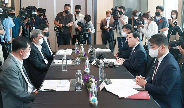 이창양 산업통상자원부 장관은 19일 서울 종로구 포시즌스호텔에서 가삼현 한국조선해양 대표, 박두선 대우조선해양 대표, 정진택 삼성중공업 대표가 참석한 가운데 ‘조선 3사 최고경영자(CEO) 간담회’를 주재하고, 정부의 조선산업 정책 방향과 업계의 현안 및 애로사항을 논의했다. (사진=산업통상자원부)